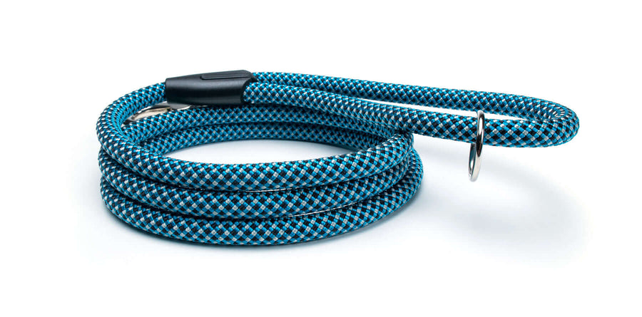 Fetchum Leash In Aussie Blue, a durable leash with climbing rope design and O-ring for comfort.