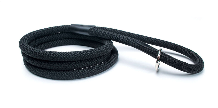 Fetchum Leash In The Bark Knight, featuring premium climbing rope and quick-attach O-ring for convenience.
