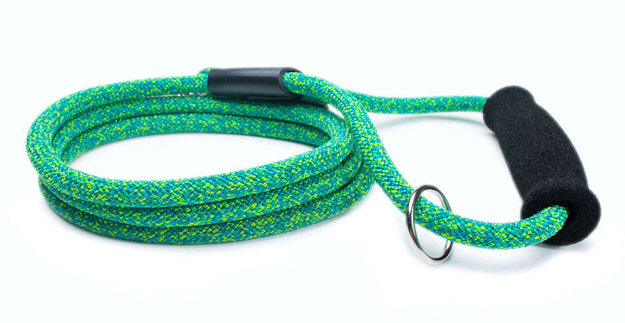 Fetchum Leash In Loopy Lizard + Comfort Grip features vibrant green climbing rope with a foam handle.