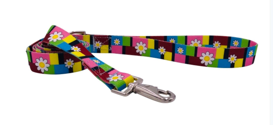 RETRO FLOWER LEASH featuring vibrant colors and flower patterns, made from durable polyester for a stylish pet accessory.